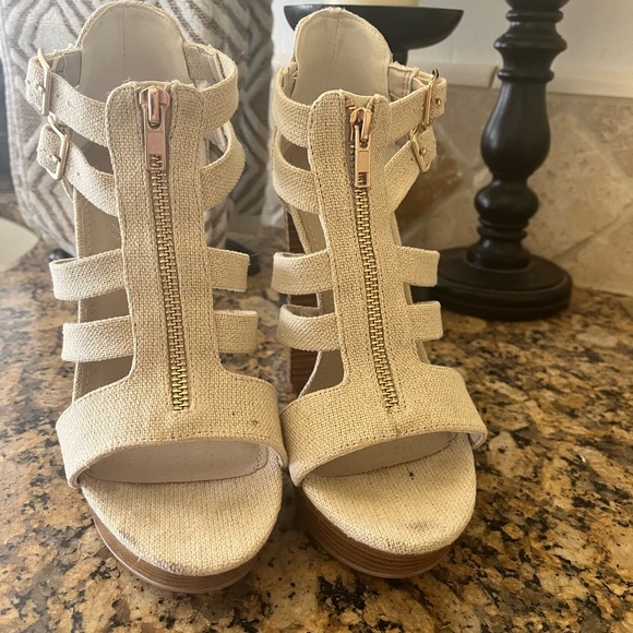 Just Fab cream and gold shoe with thick faux wood heel. - Picture 2 of 4